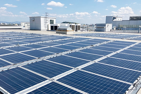 陸屋根に設置した薄型太陽光パネル